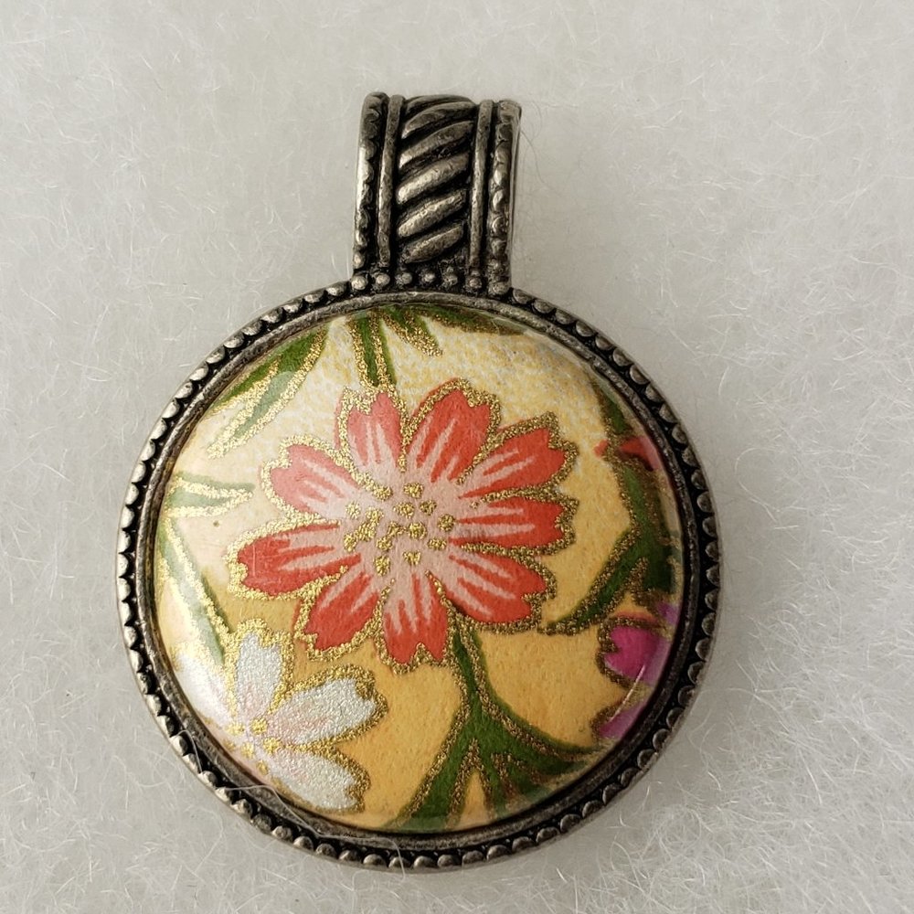 2/15$ Magnabilities Silver tone round pendant flower interchangeable